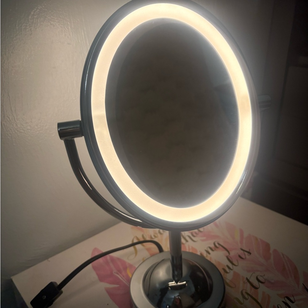 Lighted Vanity Mirror in Silver -